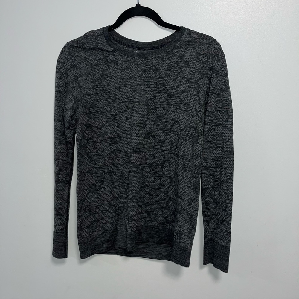 Lululemon Breeze By Long Sleeve Titanium / Black size 6